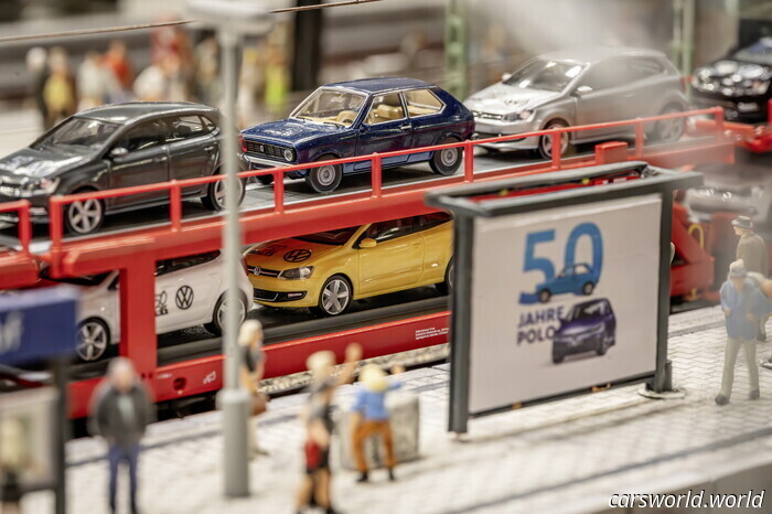 Este Pequeño Tren Relleno De Polos En Miniatura Podría Ser El Tributo De Cumpleaños Más Genial De VW Hasta El Momento | Carscoops